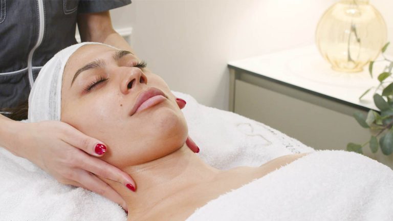 طقوس العناية بالوجه ونضارة العيون الفاخرة